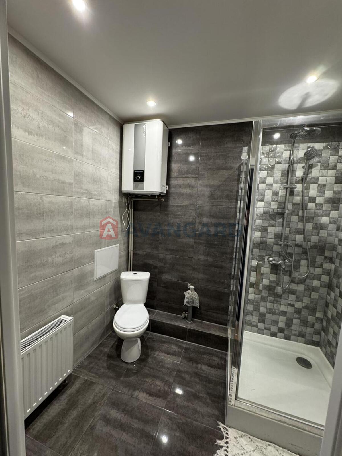 3 ����. ��������, 82/42/12 ��. �., 15/25 ���� ���� 24