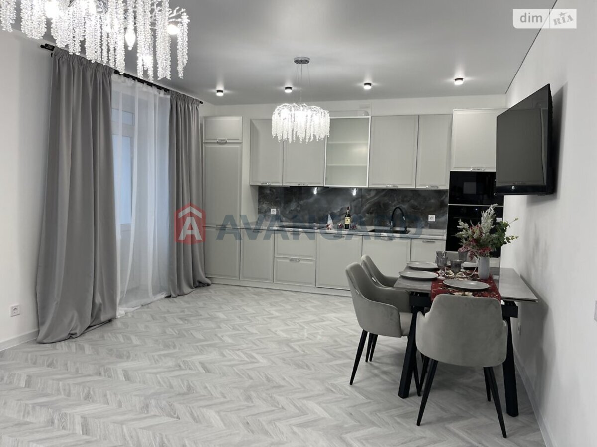 3 ��. ��������, 80,8/49,5/28.8 ��. �., 2/8 ������ ���� 18