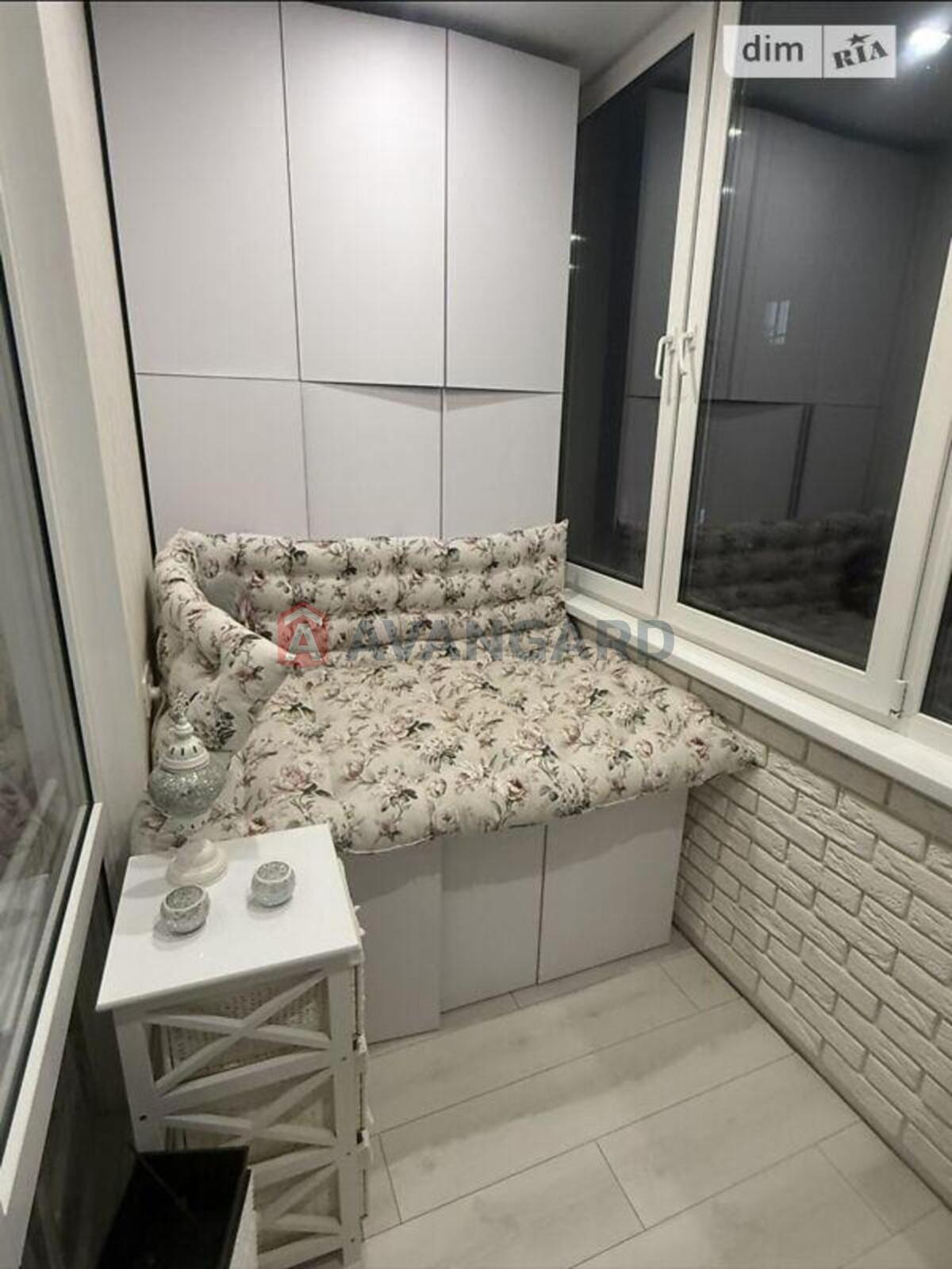 1 ��. ��������, 60/-/15 ��. �., 8/11 ������ ���� 11