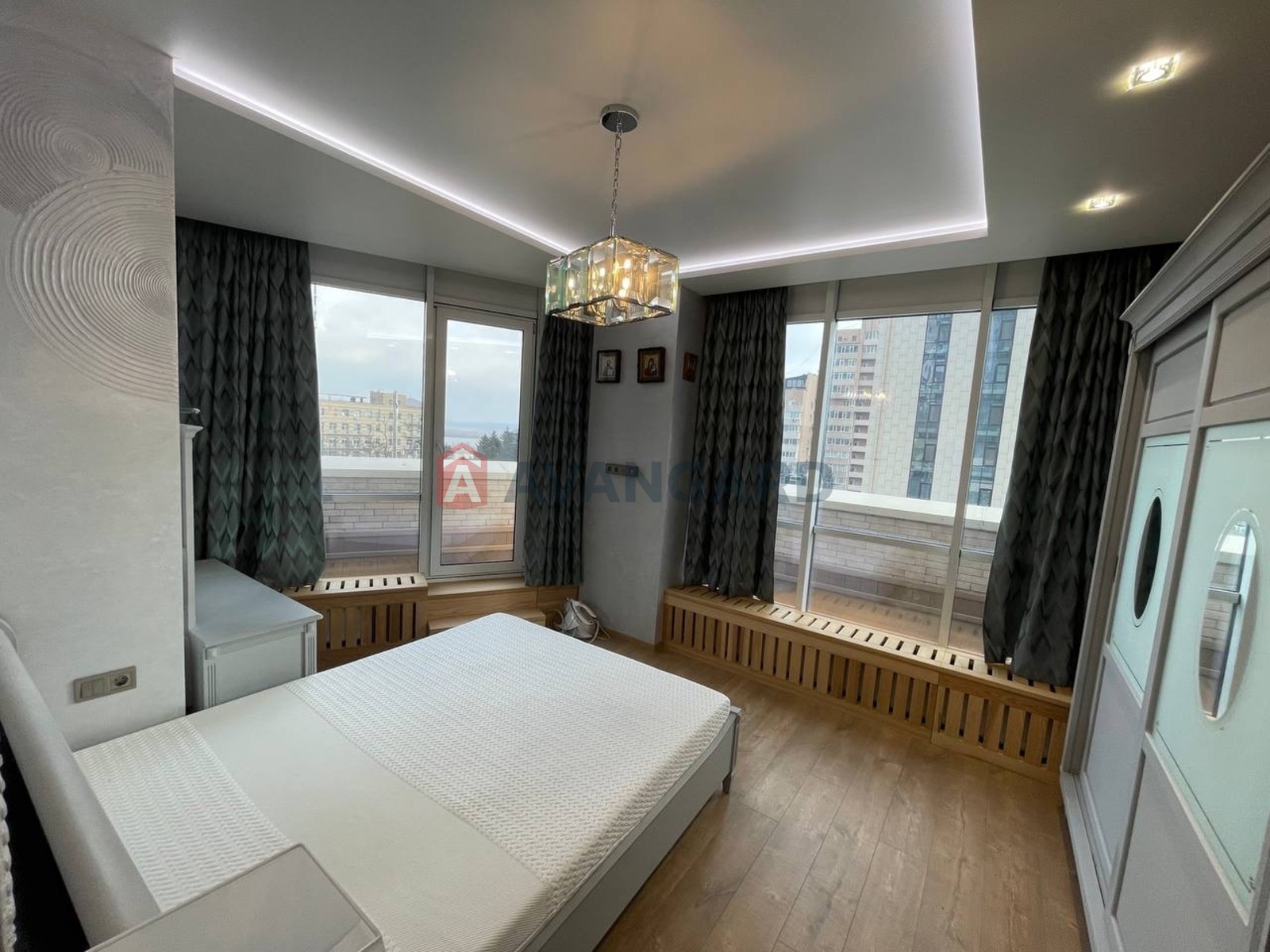 3 ��. ��������, 82/60/12 ��. �., 4/25 ������ ���� 6