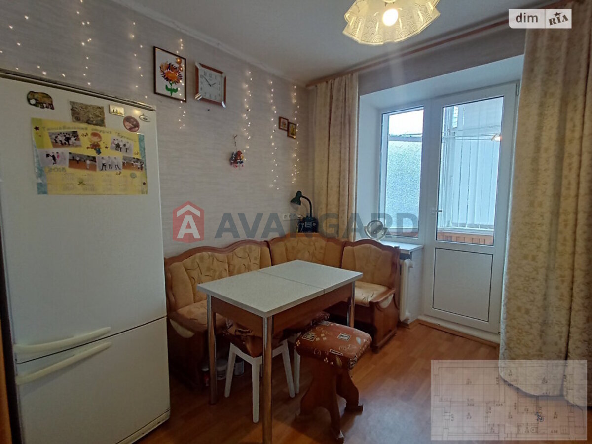 3 ��. ��������, 66/40/8 ��. �., 1/5 ������ ���� 20