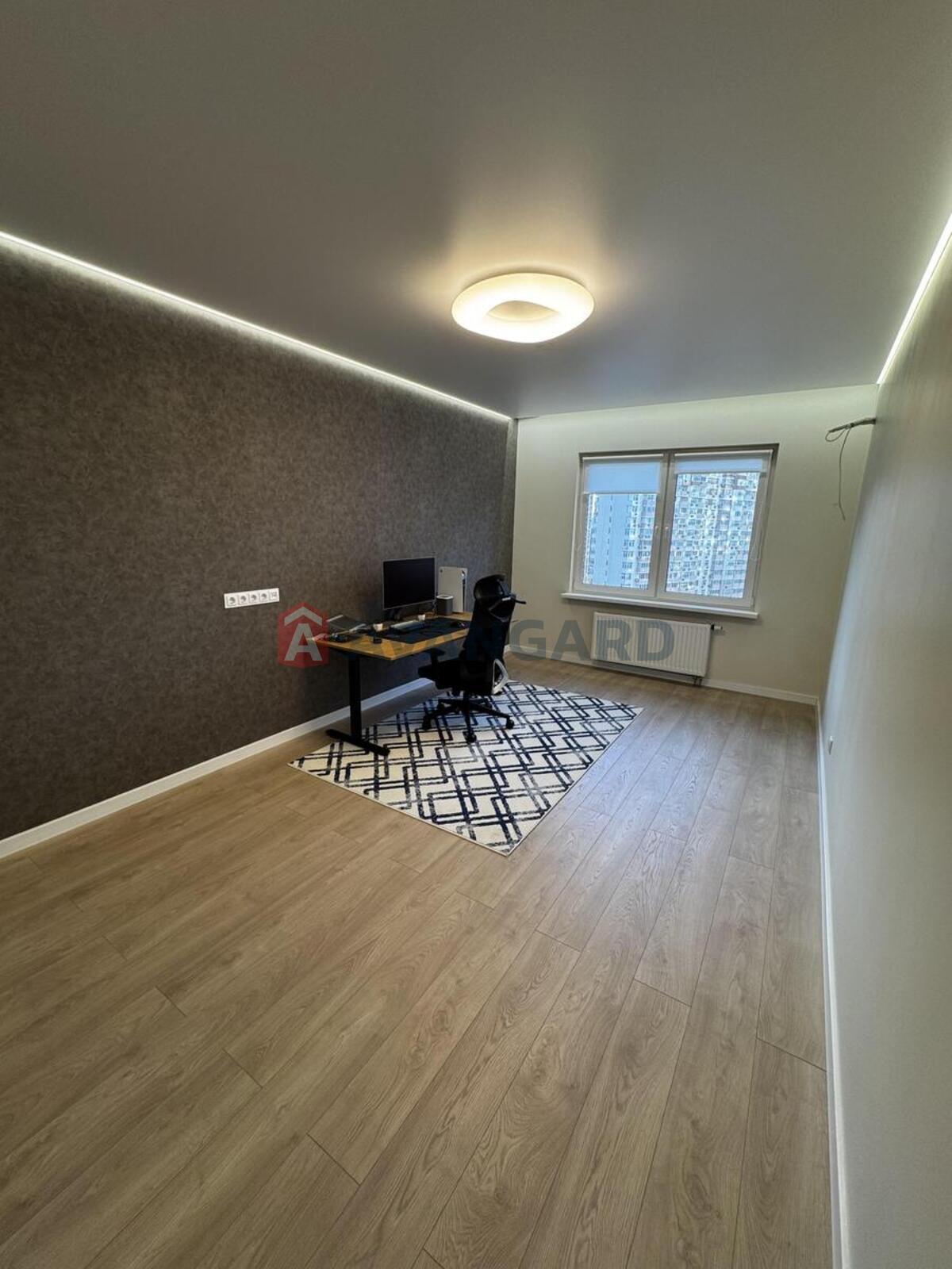 3 ����. ��������, 82/42/12 ��. �., 15/25 ���� ���� 15