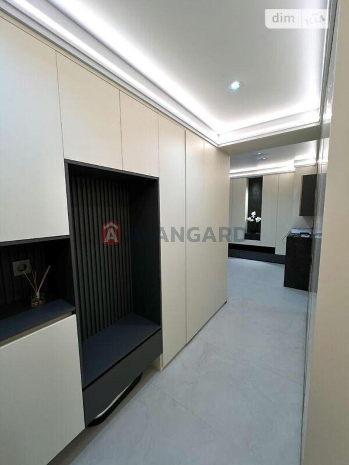 4 ��. ��������, 136/-/16 ��. �., 10/11 ������ ���� 2