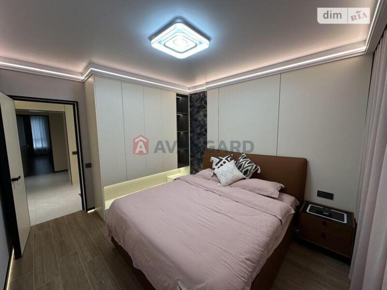 4 ��. ��������, 136/-/16 ��. �., 10/11 ������ ���� 22