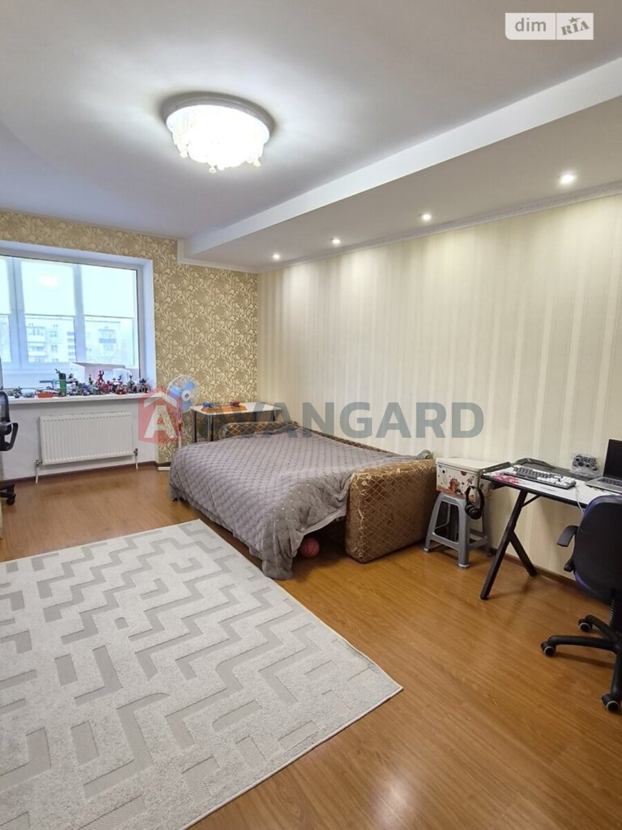 2 ��. ��������, 92/60/20 ��. �., 3/9 ������ ���� 10