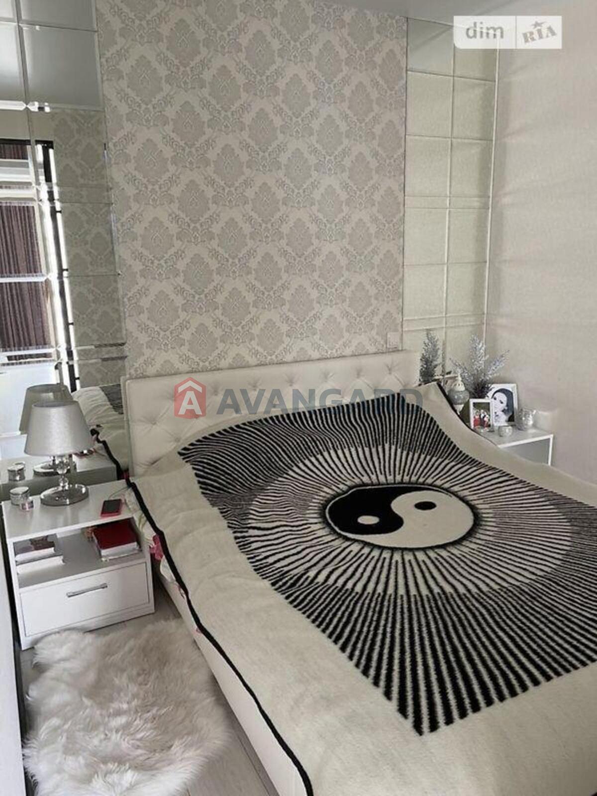 1 ��. ��������, 60/-/15 ��. �., 8/11 ������ ���� 4