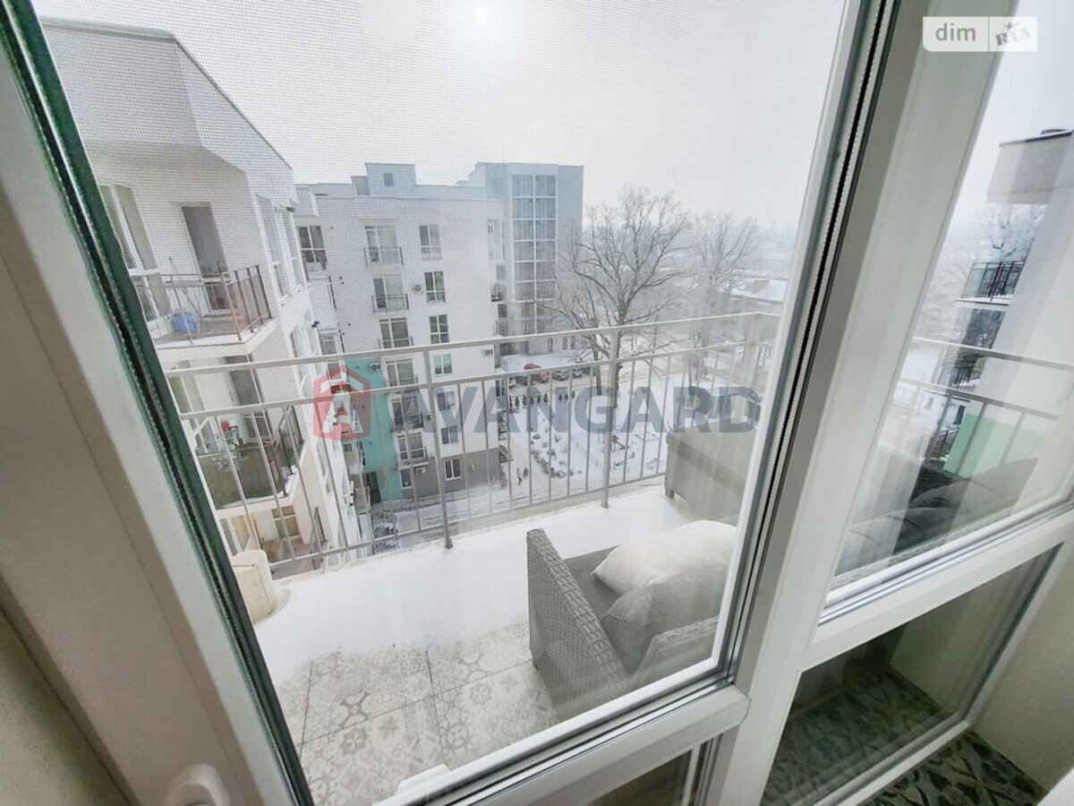 3 ��. ��������, 82/43/12 ��. �., 7/7 ������ ���� 15