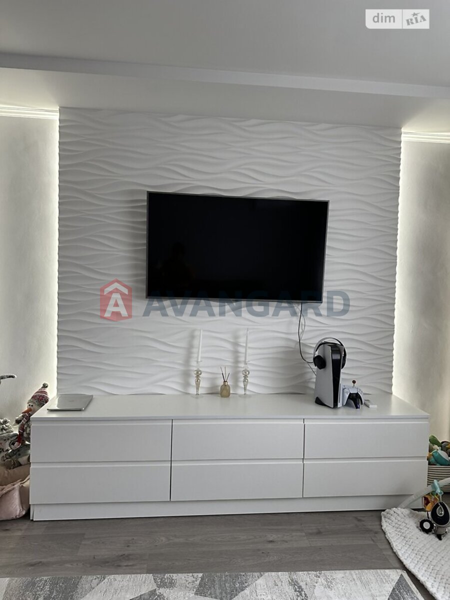 3 ��. ��������, 103/56/13 ��. �., 8/9 ������ ���� 5