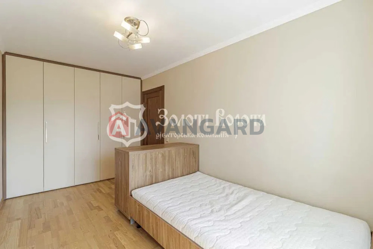 3 ��. ��������, 61/-/19 ��. �., 4/10 ������ ���� 12