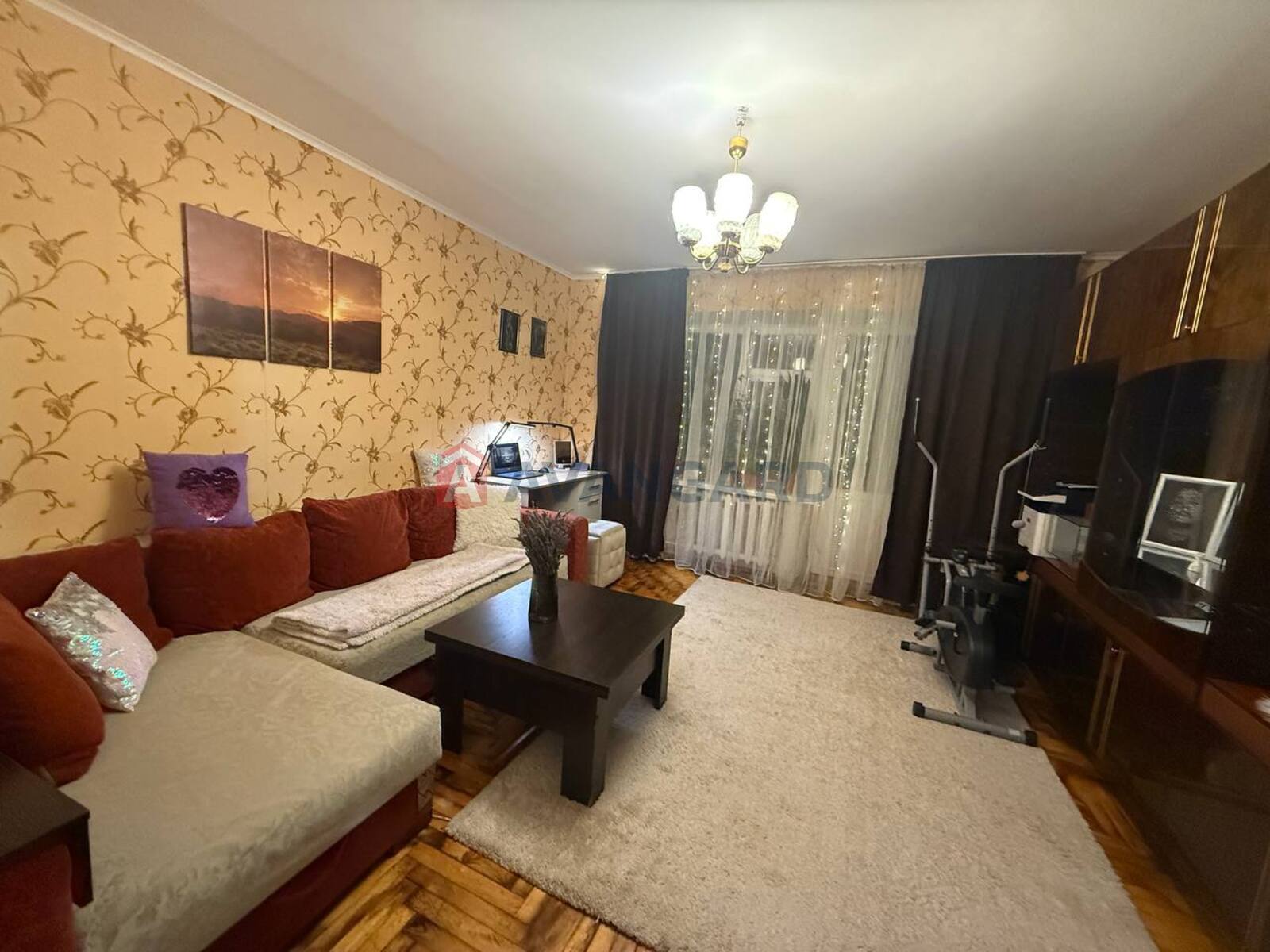 3 ��. ��������, 69/38/10 ��. �., 4/9 ������ ���� 14