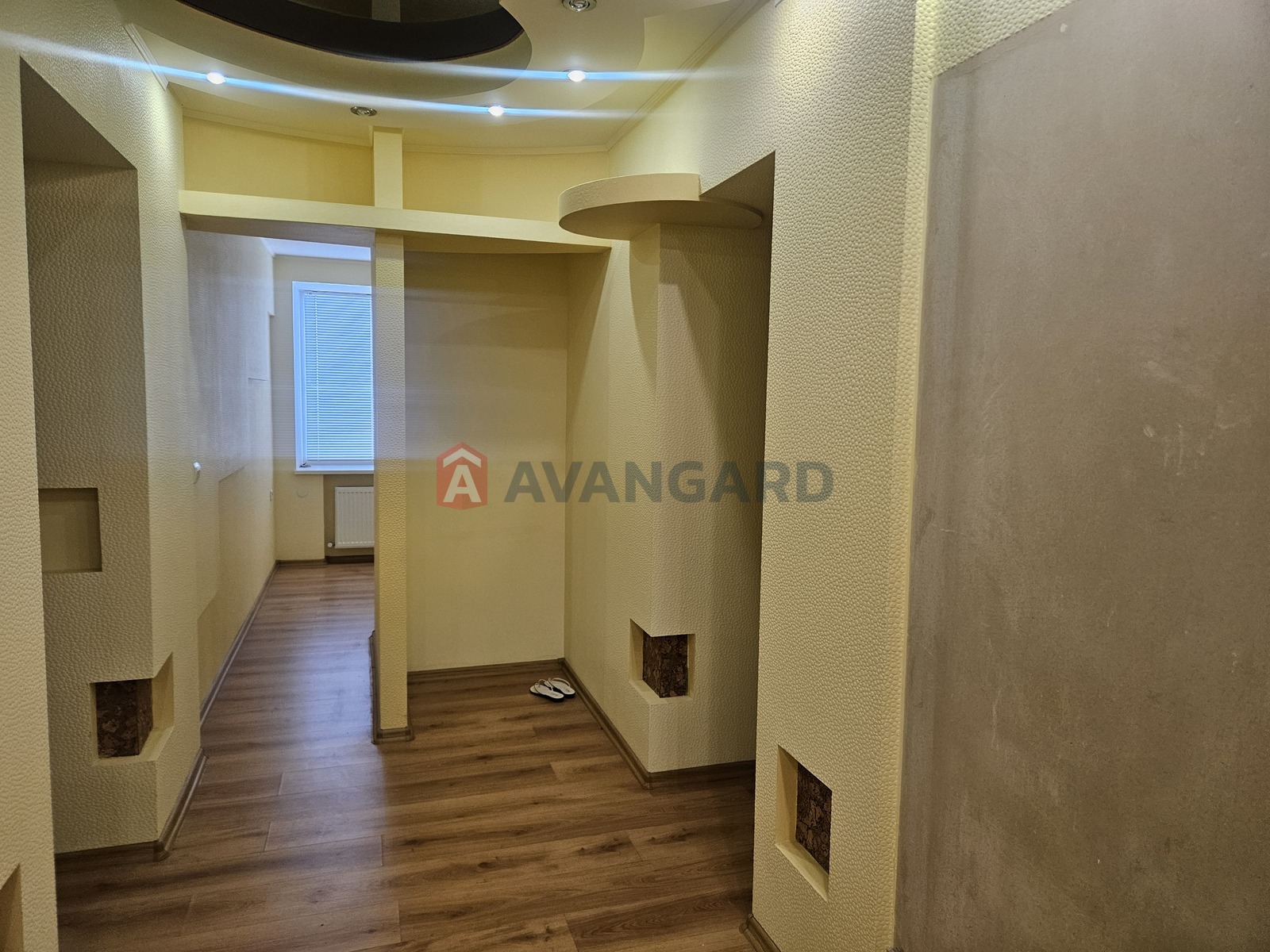 3 ��. ��������, 99/42/34 ��. �., 8/9 ������ ���� 18