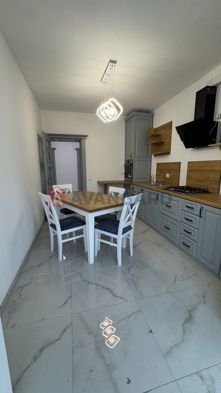 3 ����. ��������, 82,8/42,8/15,4 ��. �., 9/10 ���� ���� 2