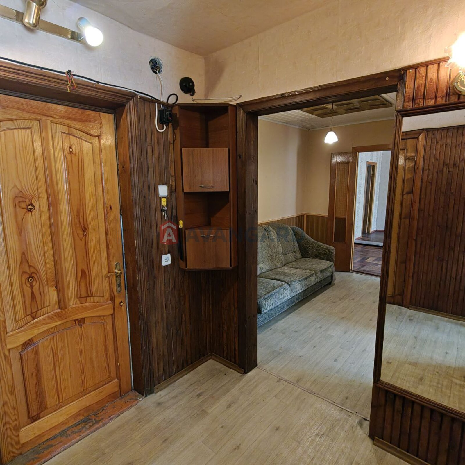 3 ��. ��������, 70/42/8 ��. �., 2/9 ������ ���� 12