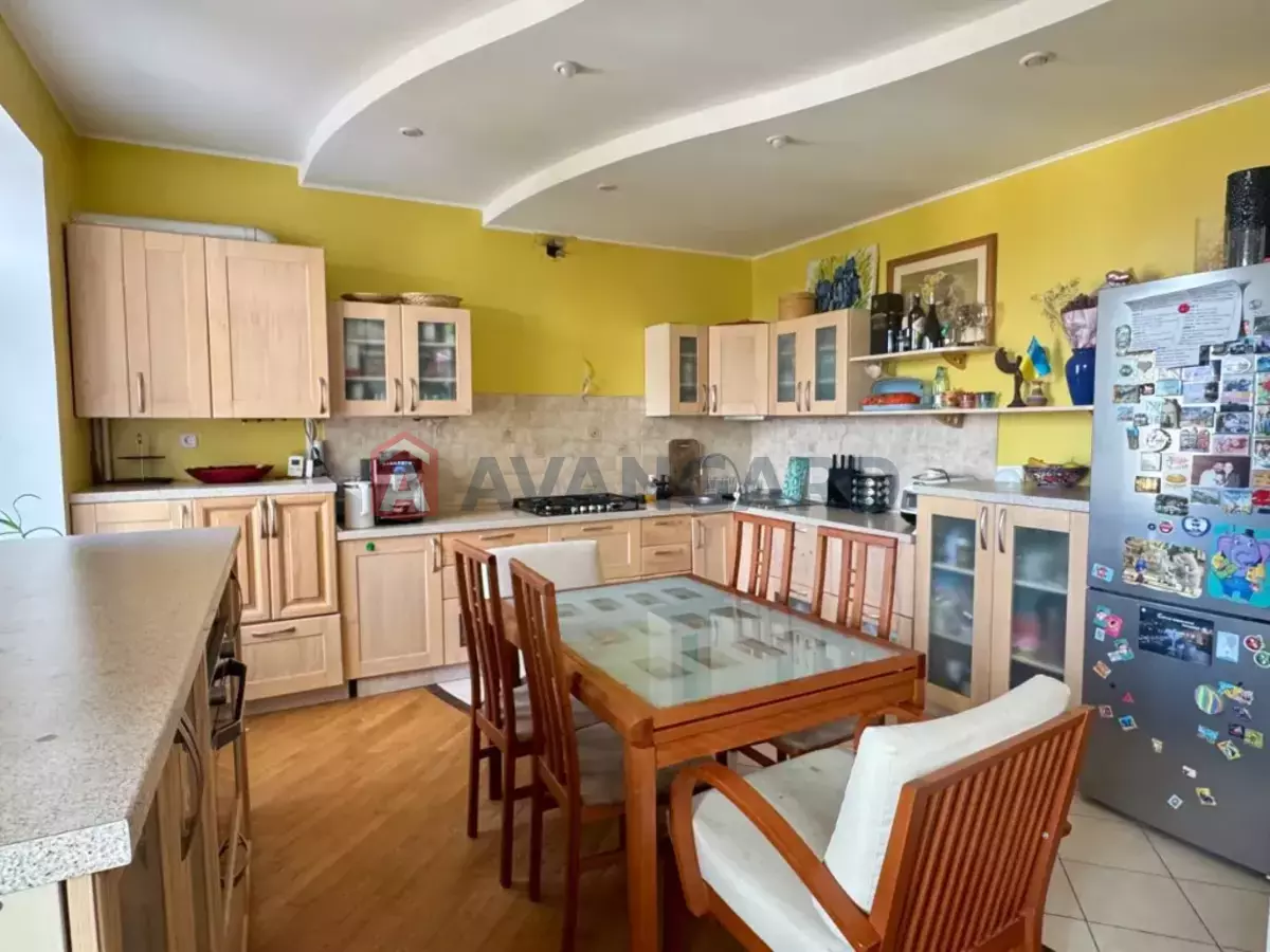 6 кім. квартира, 215/-/15 кв. м., 9/10 поверх фото 1 6 кім. квартира, 215/-/15 кв. м., 9/10 поверх фото 1