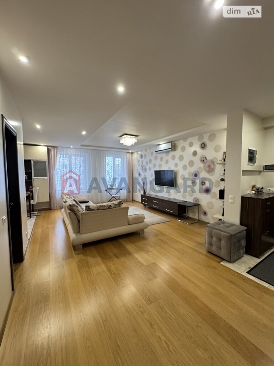 3 ��. ��������, 83/46/16 ��. �., 3/9 ������ ���� 8