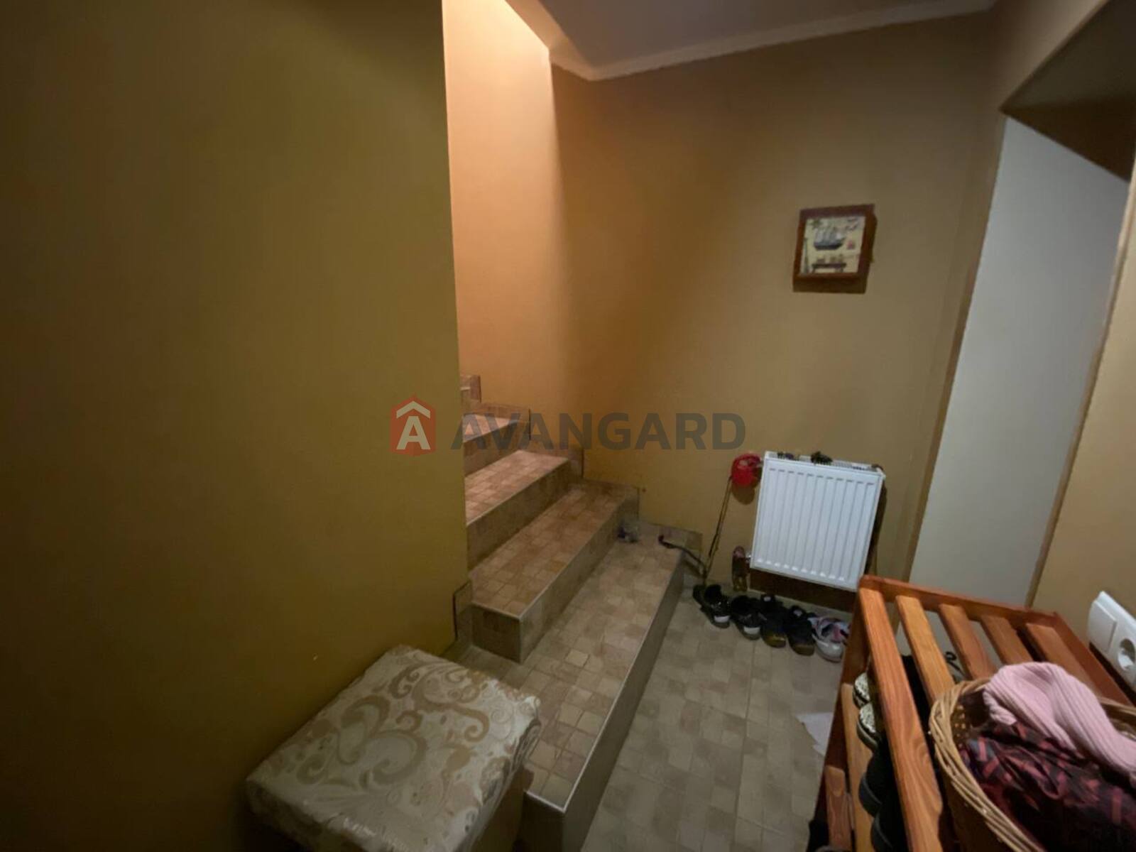 3 ��. ��������, 93,44/32,2/28,4 ��. �., 6/13 ������ ���� 9