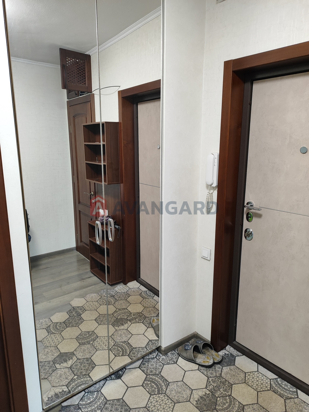 2 ��. ��������, 48/-/- ��. �., 9/10 ������ ���� 5