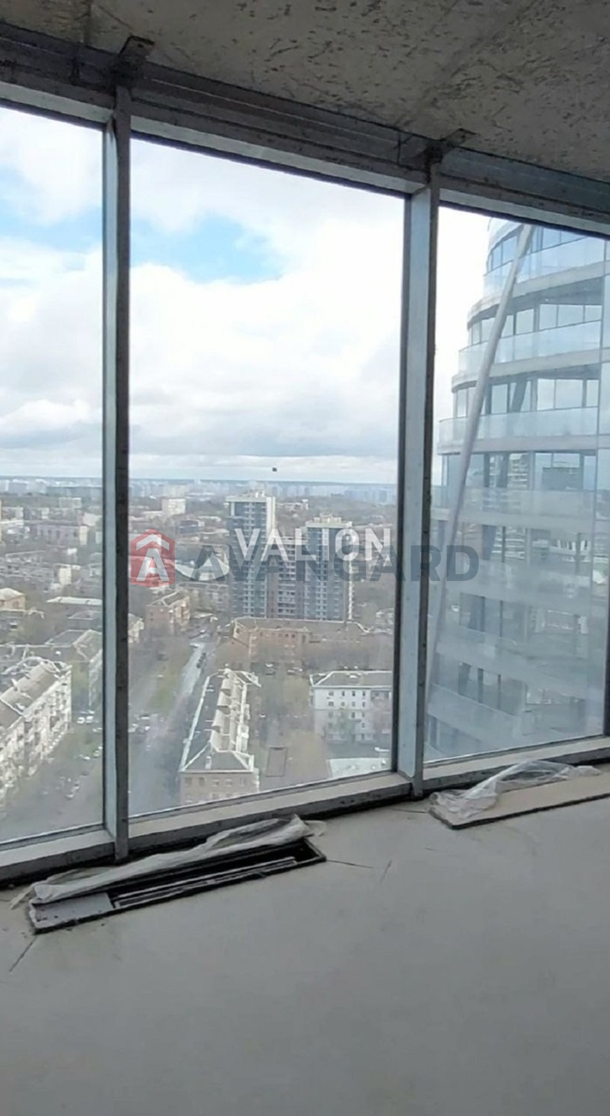 3 ��. ��������, 122/48/33 ��. �., 17/31 ������ ���� 9