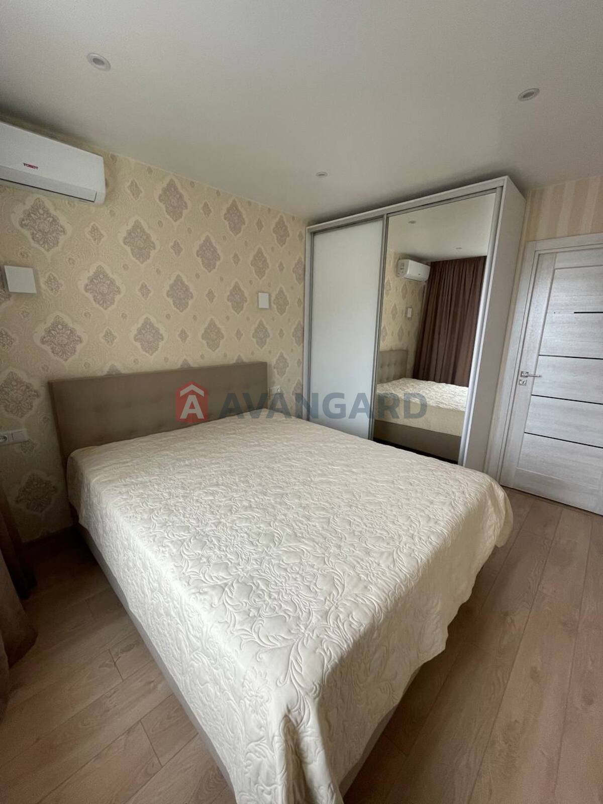 3 ����. ��������, 65/40/8 ��. �., 9/9 ���� ���� 22