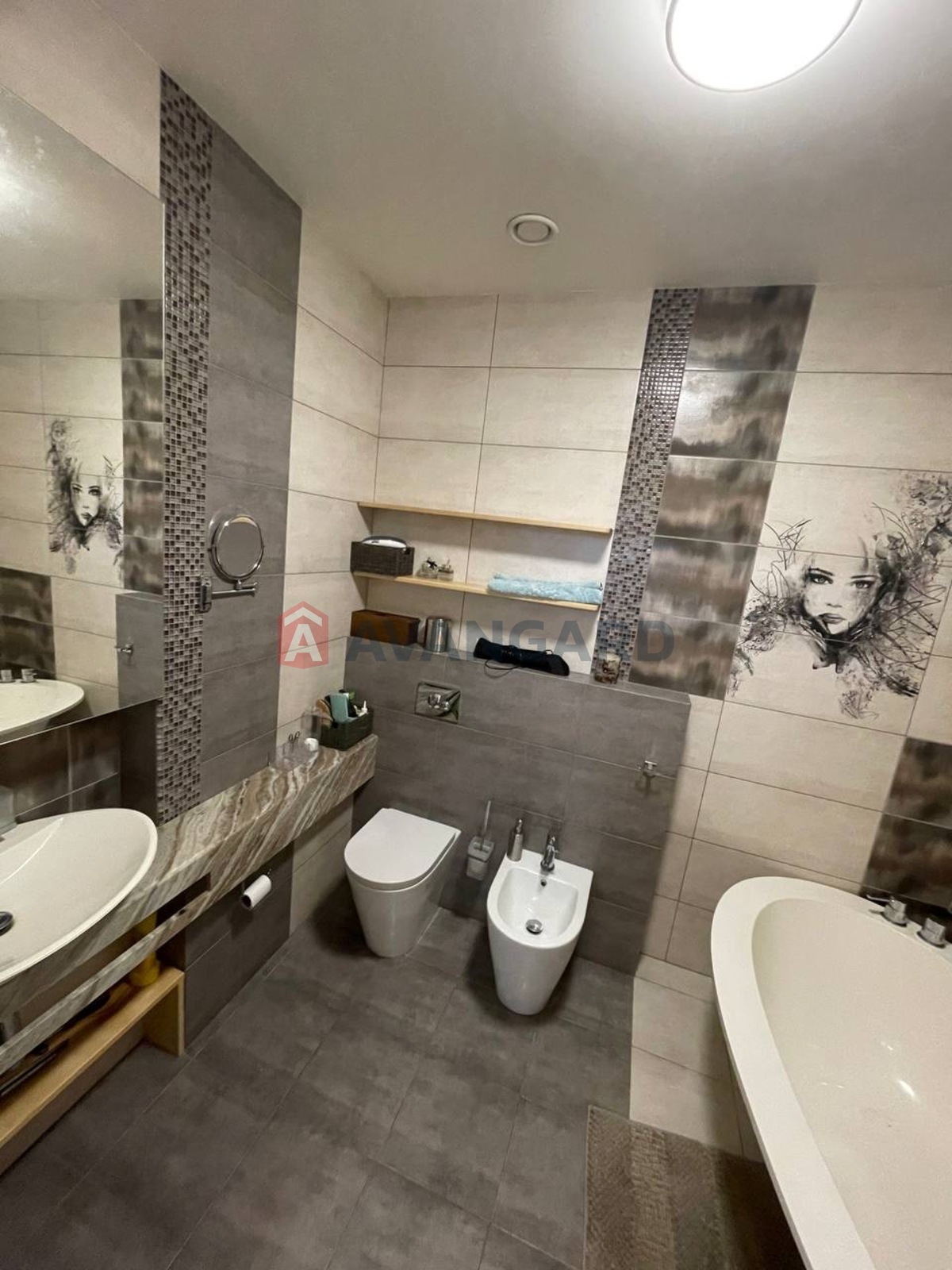 3 ��. ��������, 82/60/12 ��. �., 4/25 ������ ���� 9