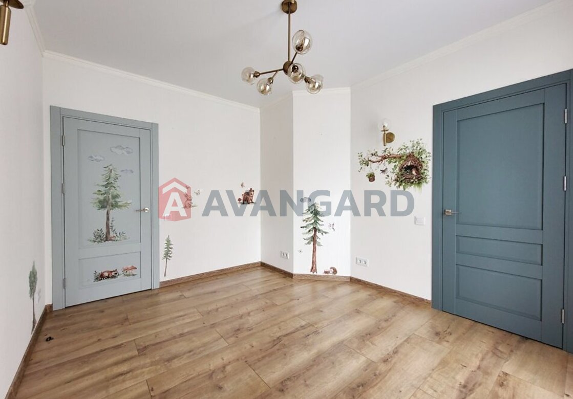 3 ��. ��������, 82/43/12 ��. �., 7/7 ������ ���� 14