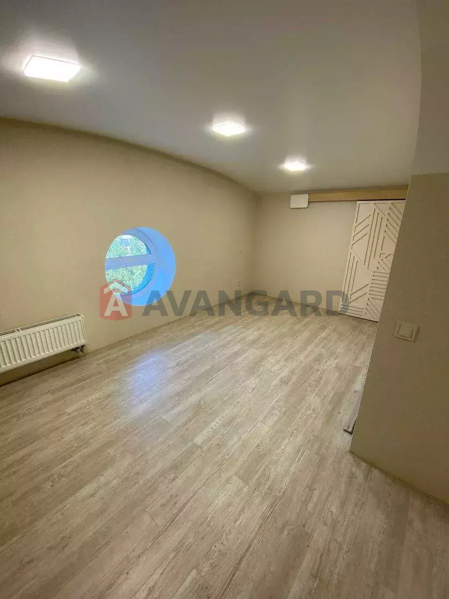 4 ��. ��������, 210/-/50 ��. �., 2/3 ������ ���� 12