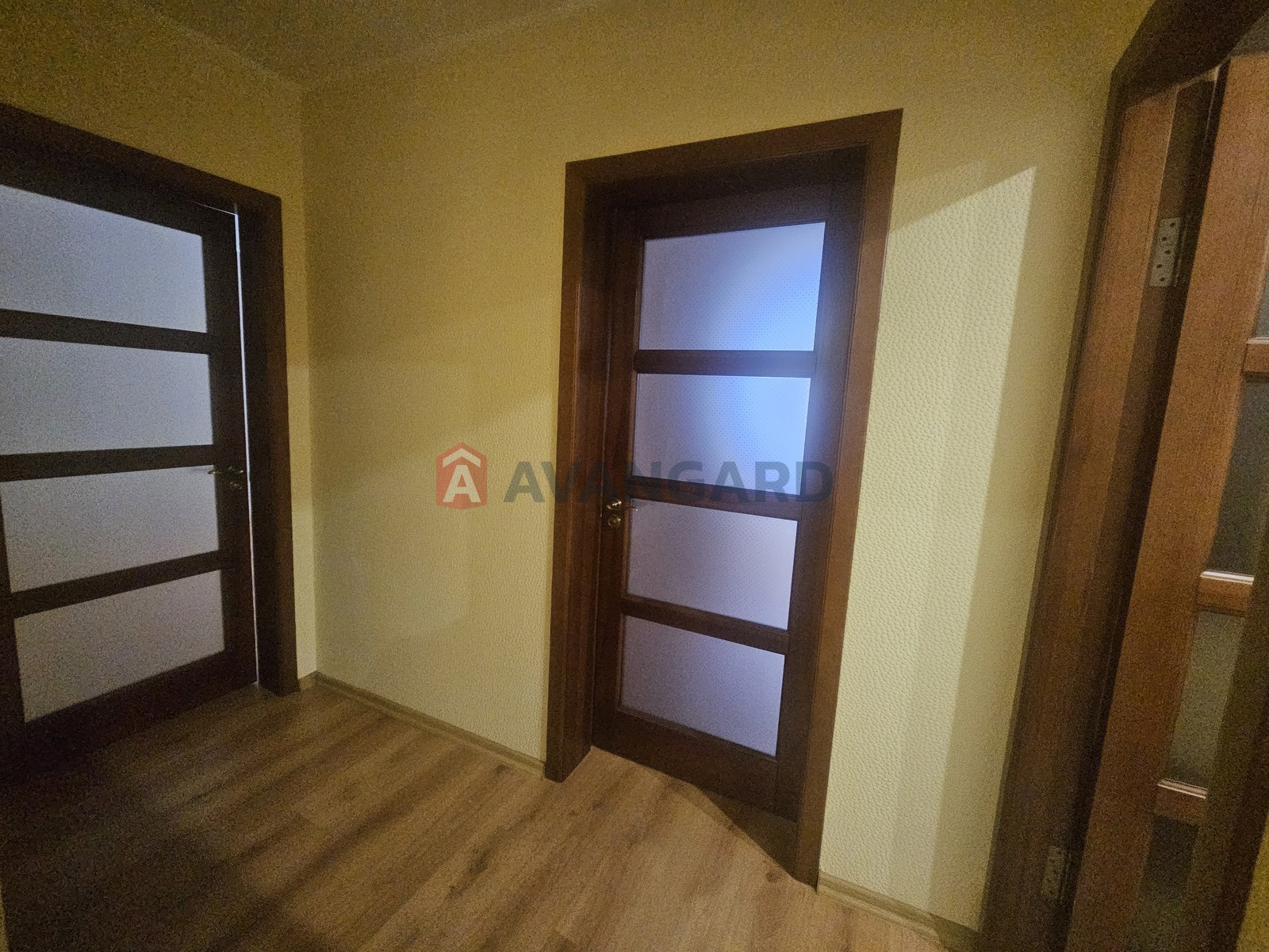 3 ��. ��������, 99/42/34 ��. �., 8/9 ������ ���� 19