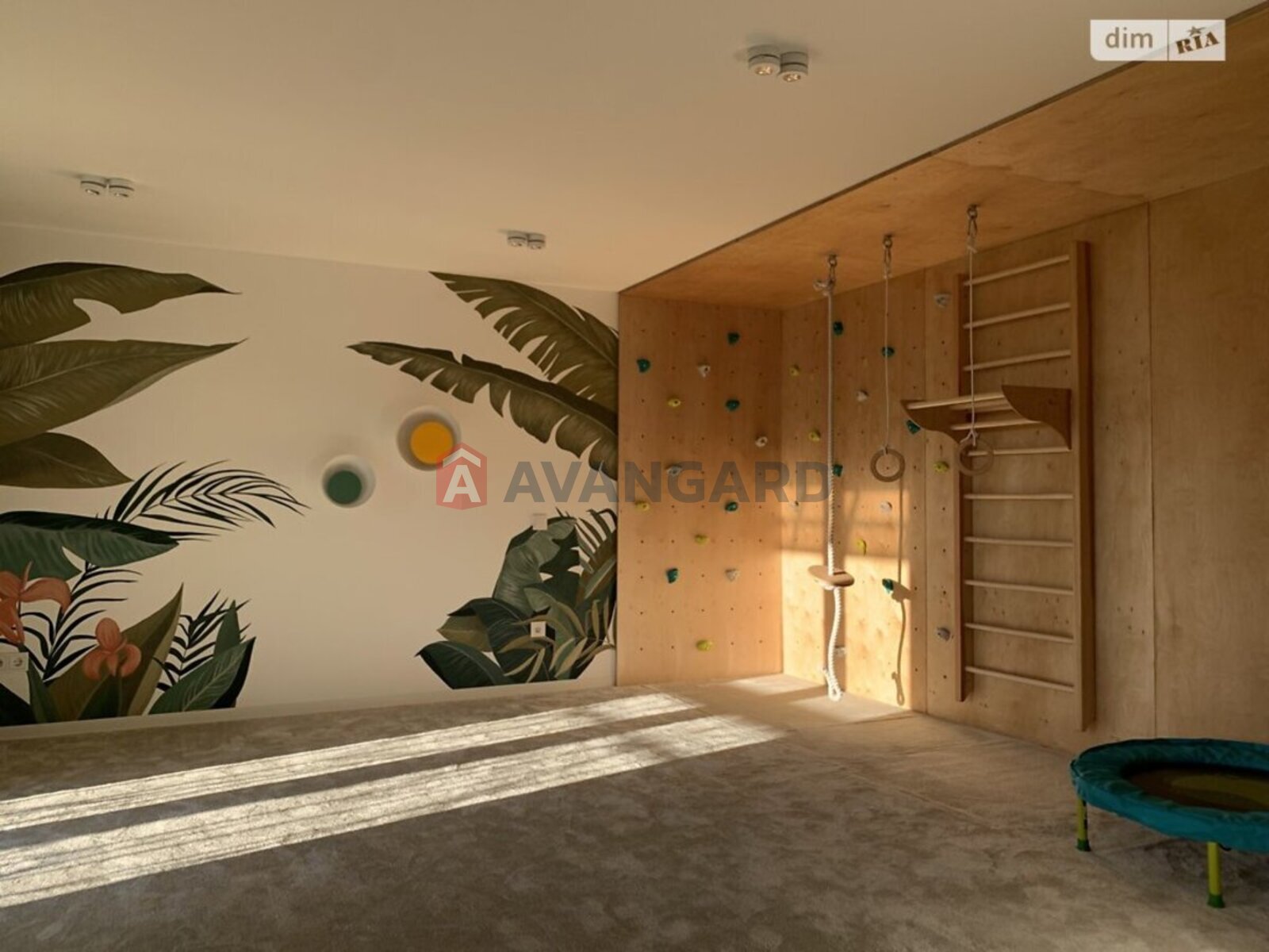 4 ��. ��������, 240/-/- ��. �., 4/5 ������ ���� 3