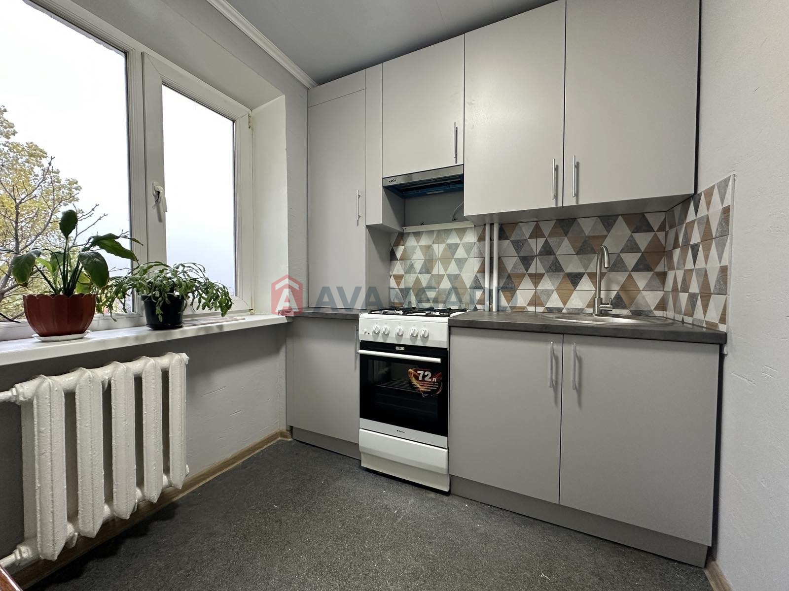 2 ����. ��������, 49/30/8 ��. �., 5/5 ���� ���� 4