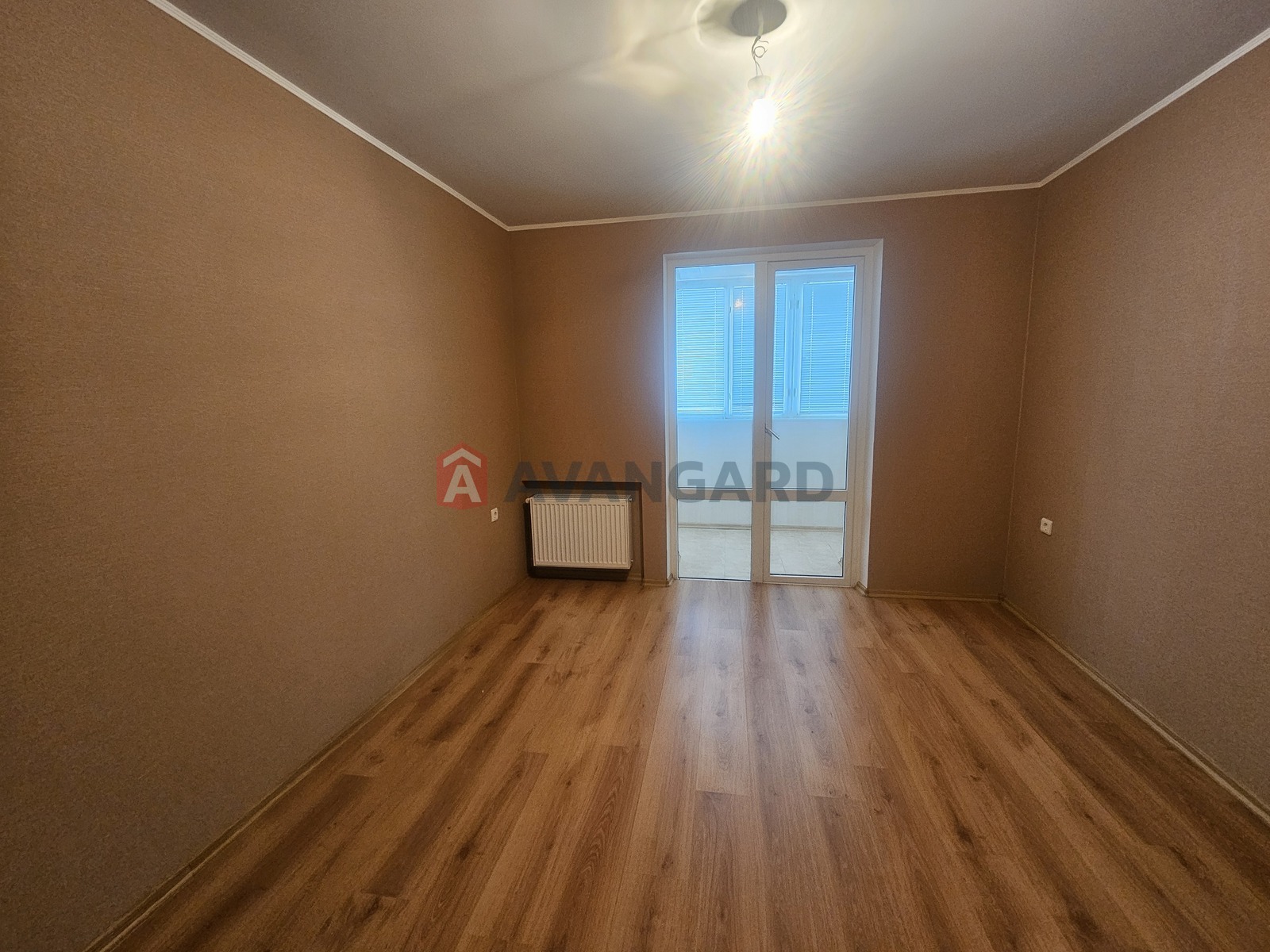 3 ��. ��������, 99/42/34 ��. �., 8/9 ������ ���� 23