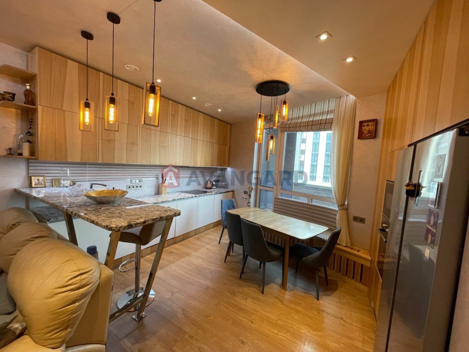 3 ��. ��������, 82/60/12 ��. �., 4/25 ������ ���� 14