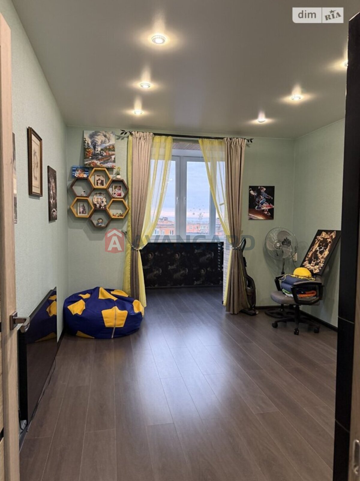 1 ��. ��������, 49/20/8 ��. �., 13/13 ������ ���� 9