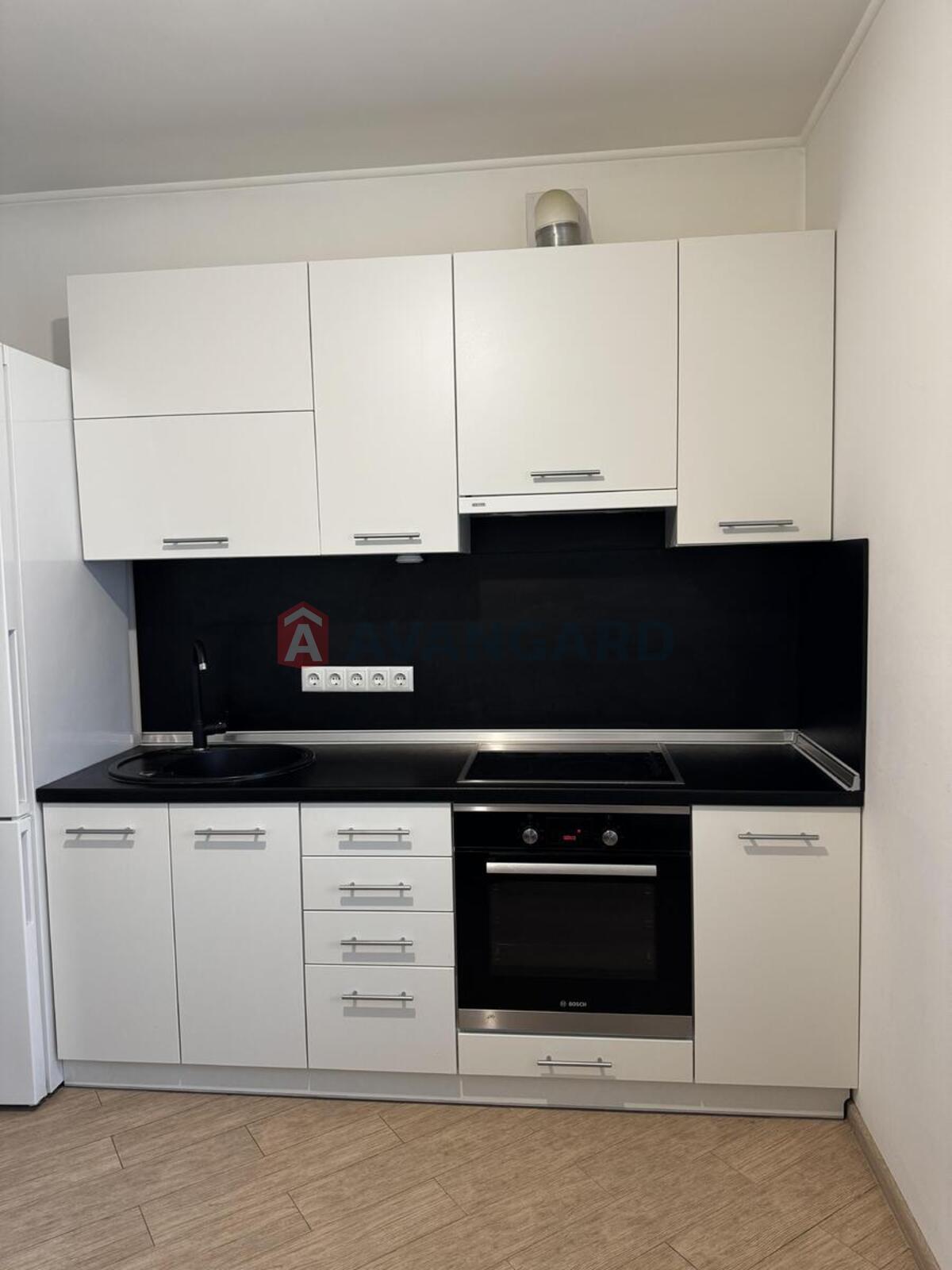 3 ����. ��������, 82/42/12 ��. �., 15/25 ���� ���� 22