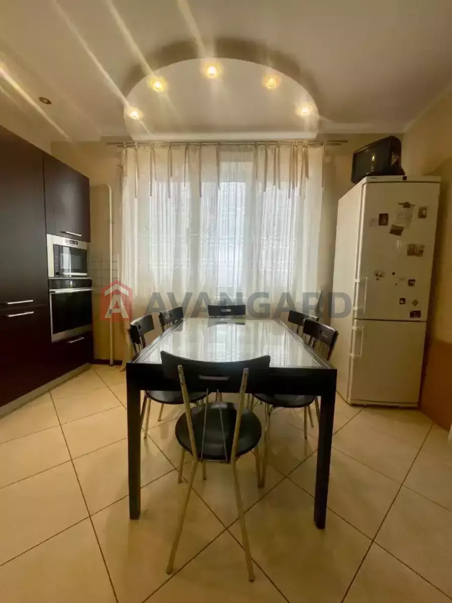 4 ��. ��������, 242/-/- ��. �., 10/11 ������ ���� 5