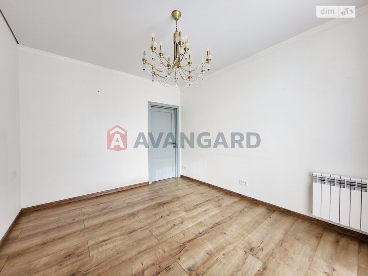 3 ��. ��������, 82/43/12 ��. �., 7/7 ������ ���� 14