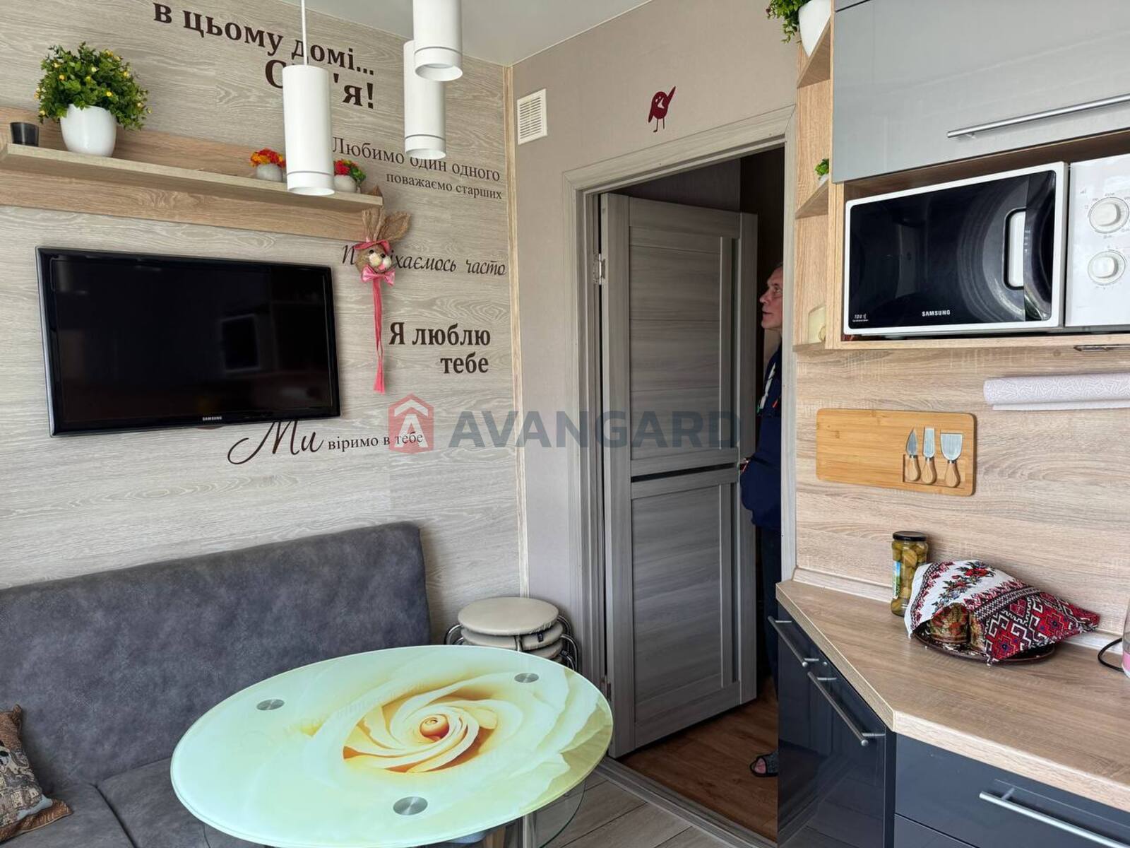 3 ��. ��������, 71/-/8 ��. �., 4/10 ������ ���� 6