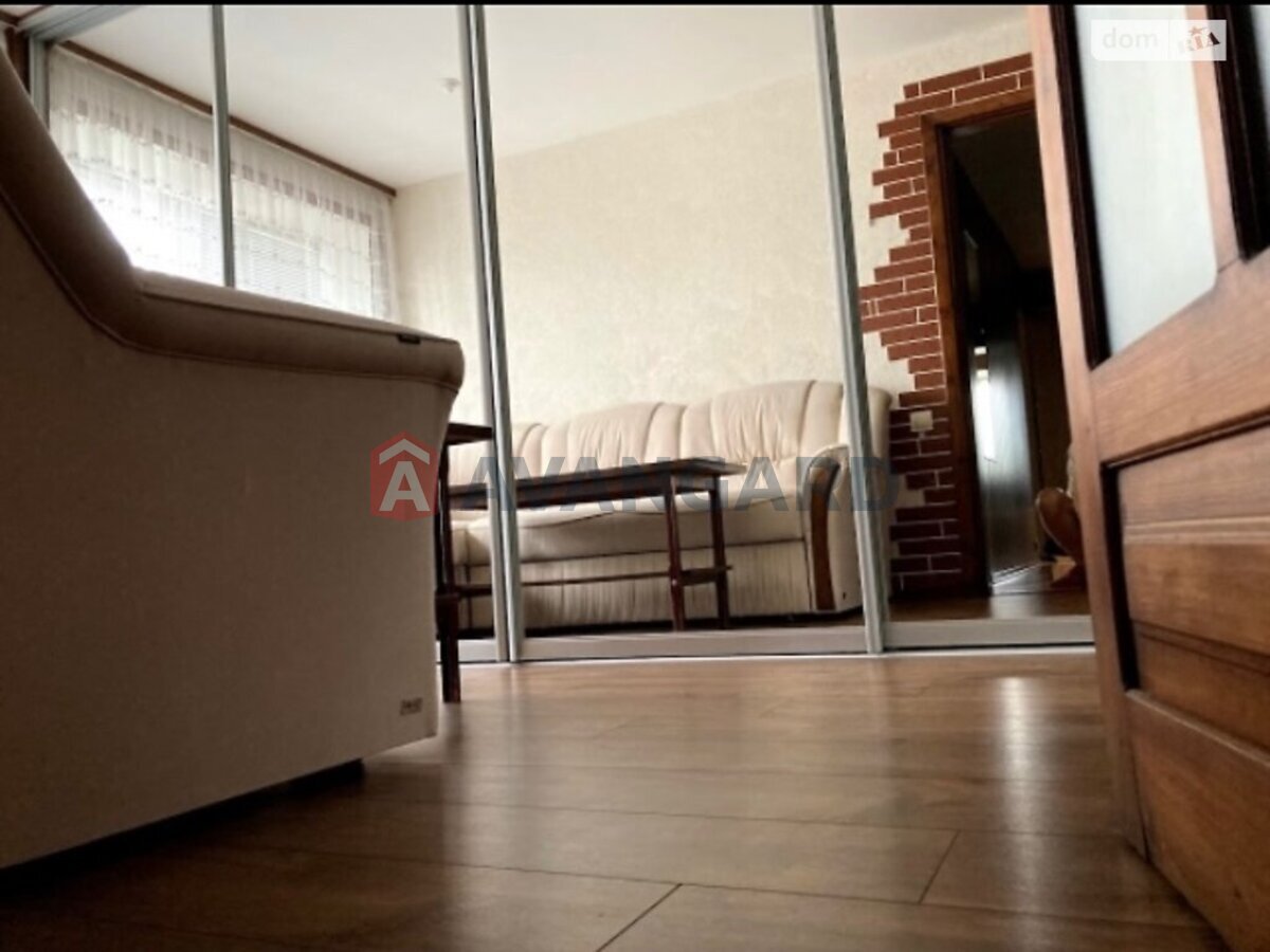 3 ��. ��������, 56/40/9 ��. �., 4/5 ������ ���� 15