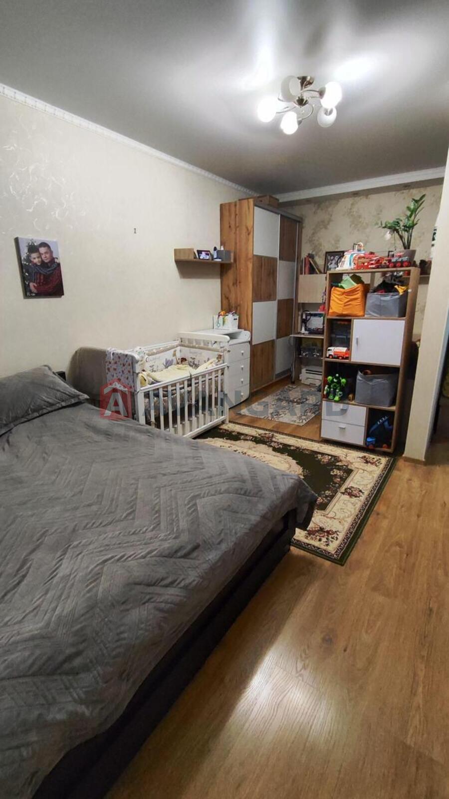 1 ��. ��������, 38/18/10 ��. �., 4/9 ������ ���� 8