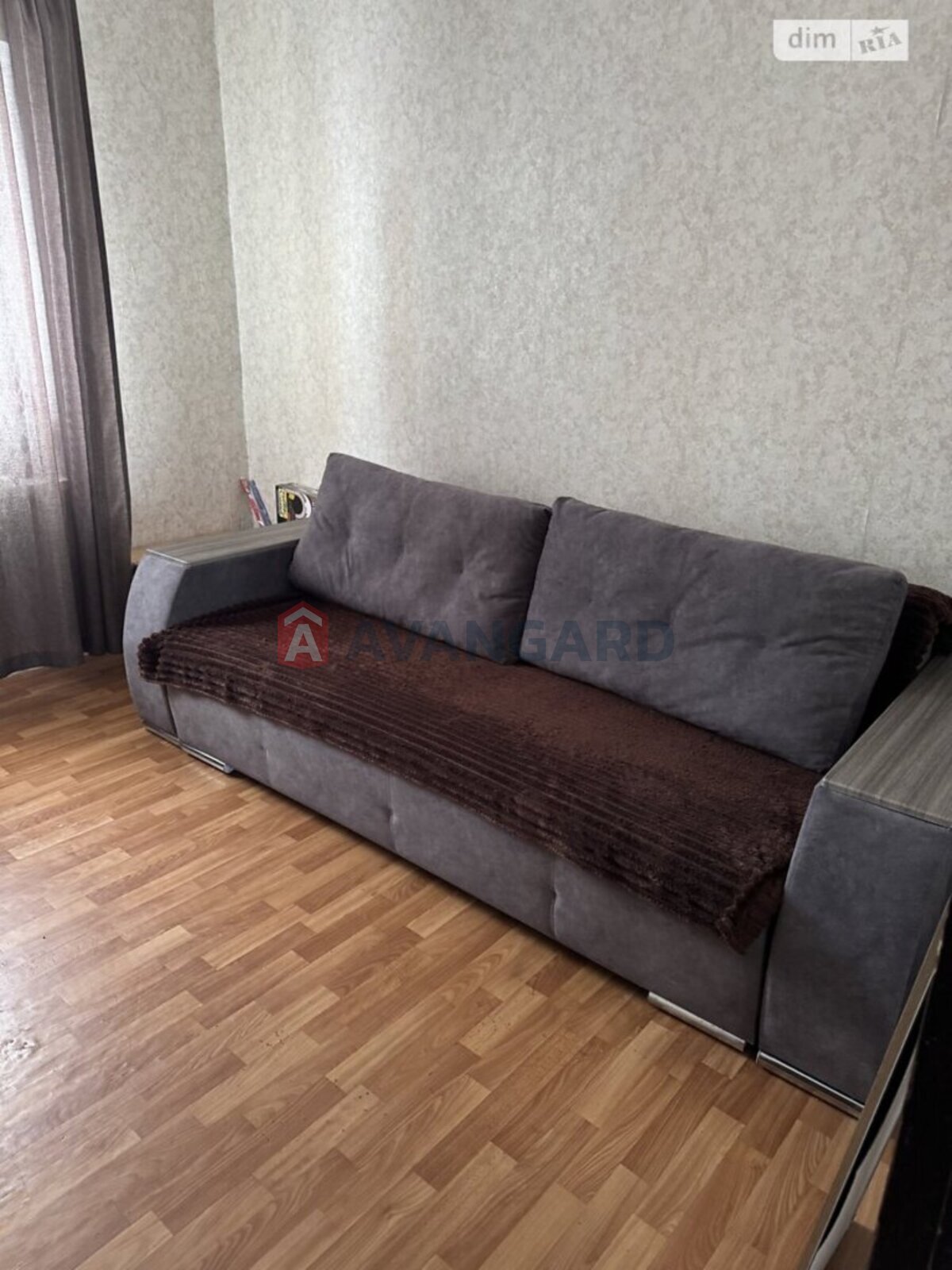 3 ��. ��������, 68/42/8 ��. �., 4/9 ������ ���� 10