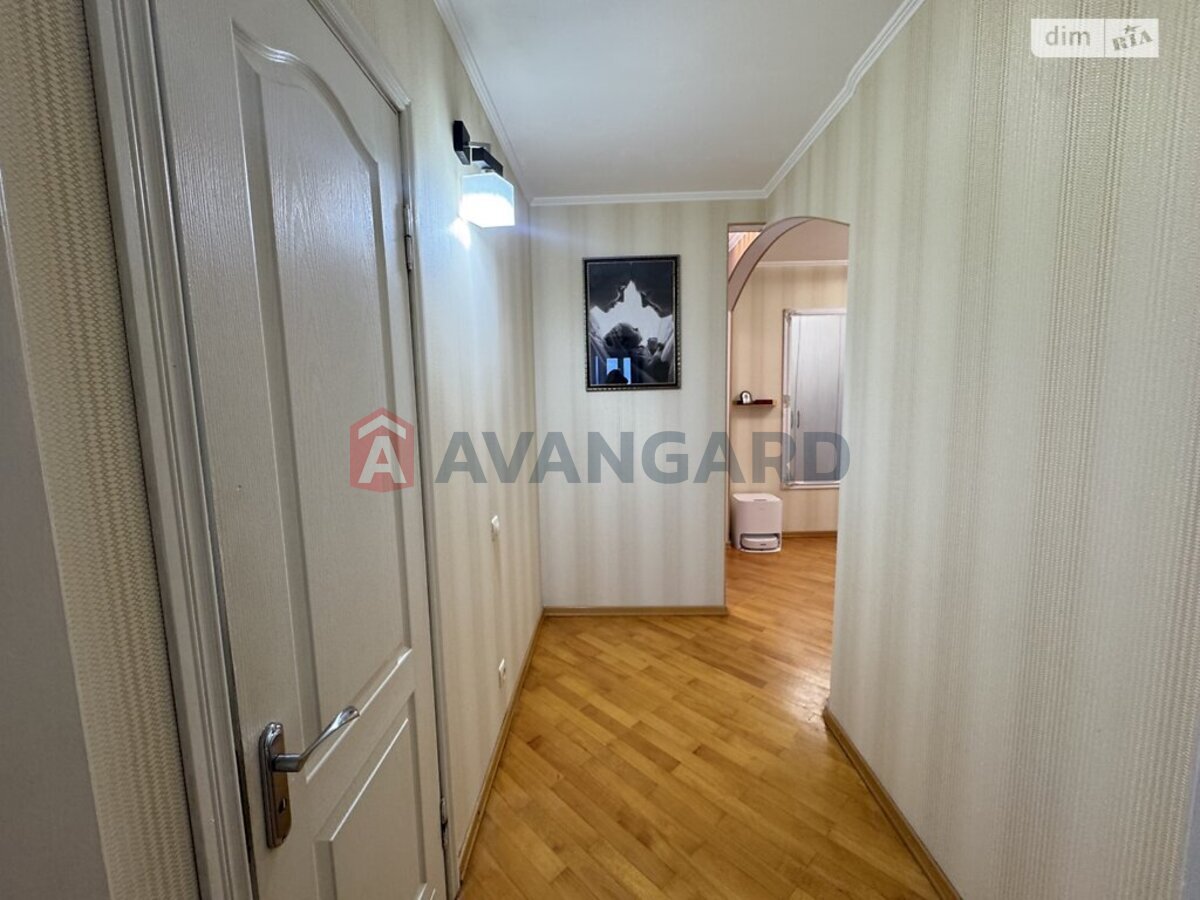 3 ����. ��������, 64/33/8 ��. �., 9/9 ���� ���� 13