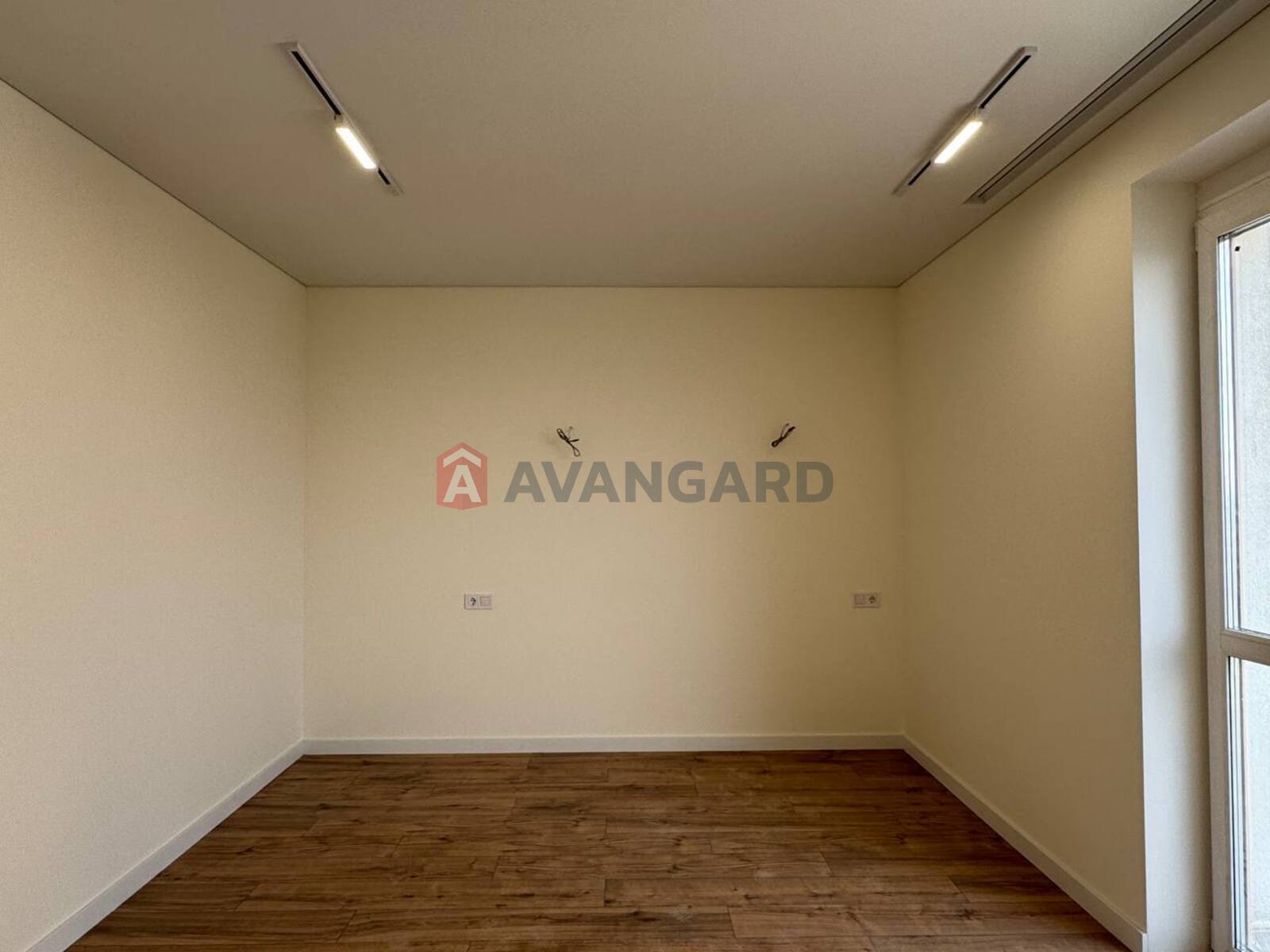 1 ��. ��������, 42/16/18 ��. �., 9/9 ������ ���� 12