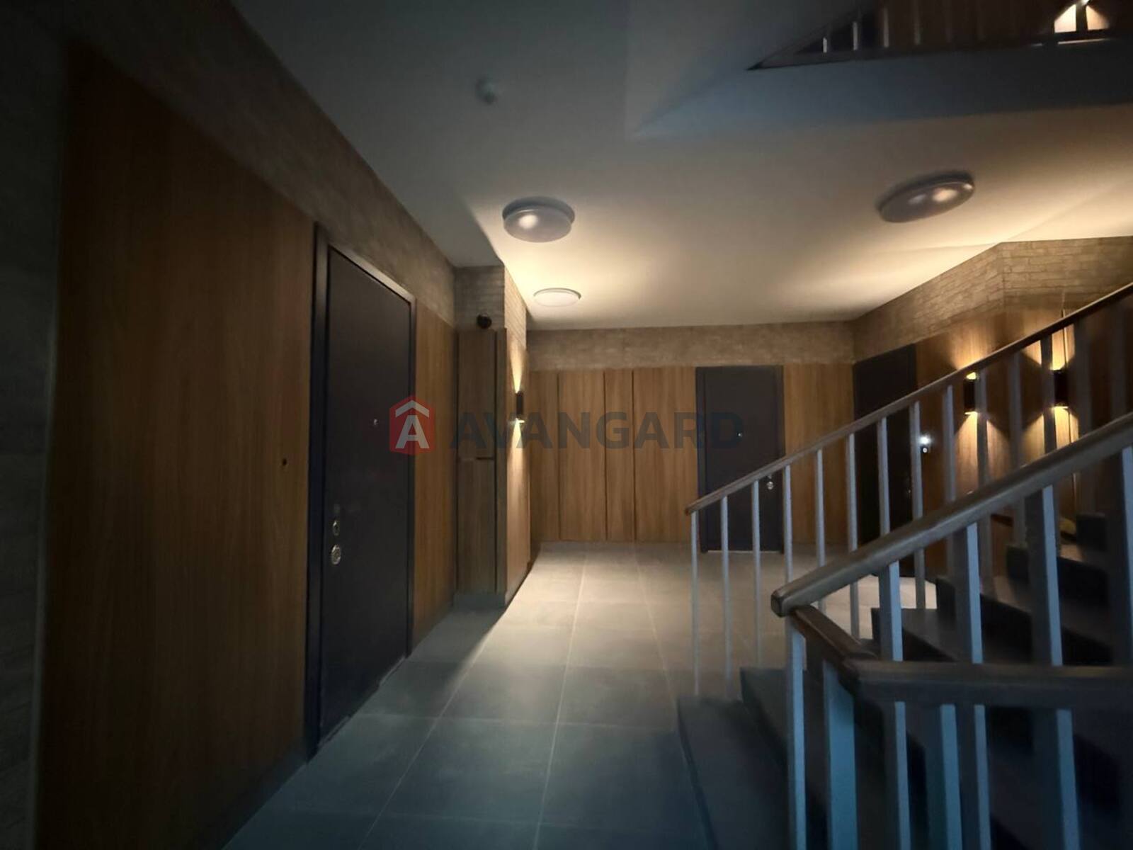 2 ��. ��������, 121/77/43 ��. �., 1/5 ������ ���� 8