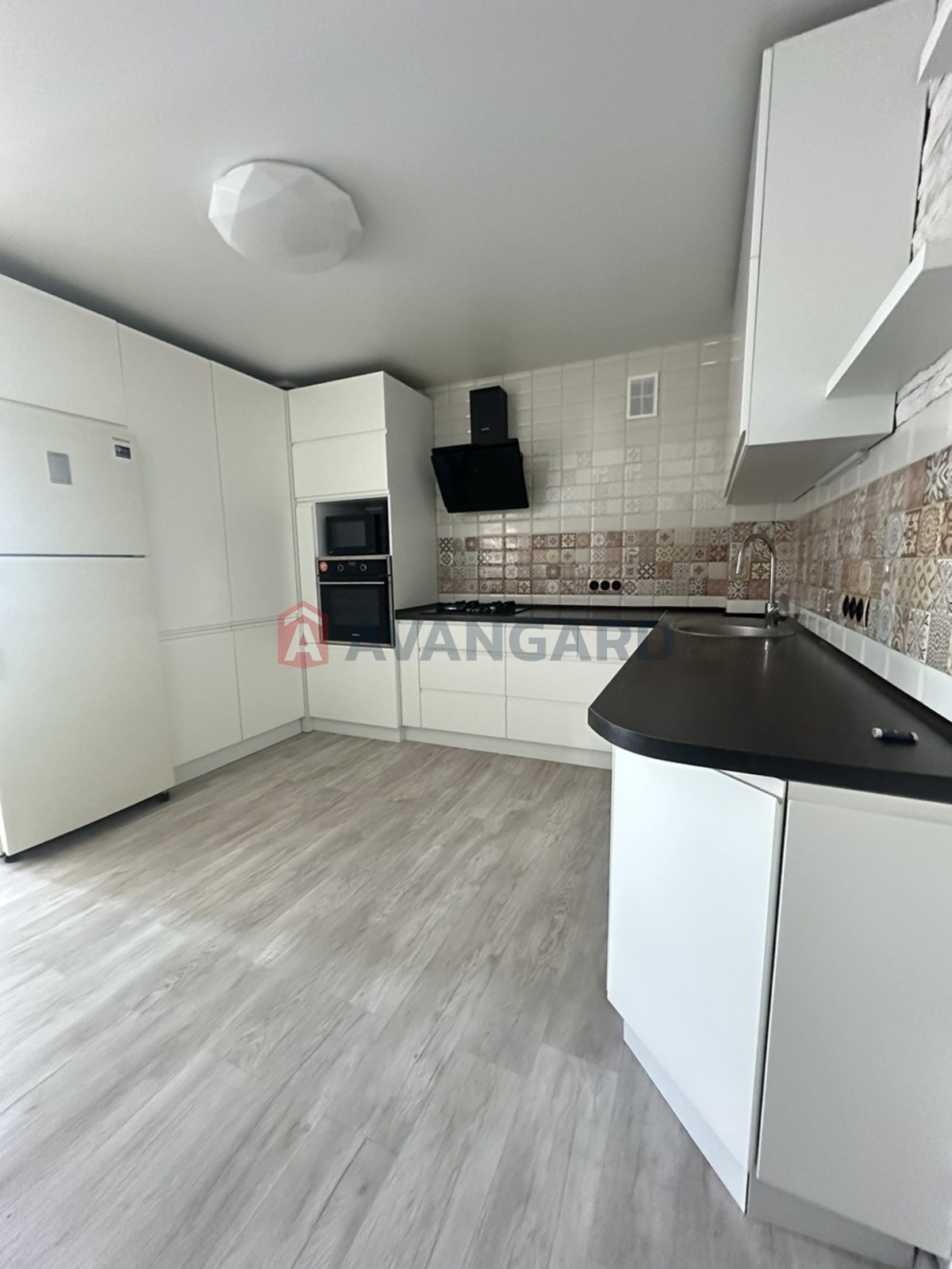 3 ��. ��������, 83/34/18 ��. �., 10/11 ������ ���� 18