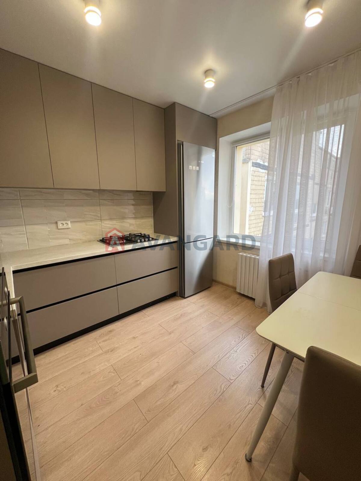 3 ��. ��������, 65/40/8 ��. �., 9/9 ������ ���� 1