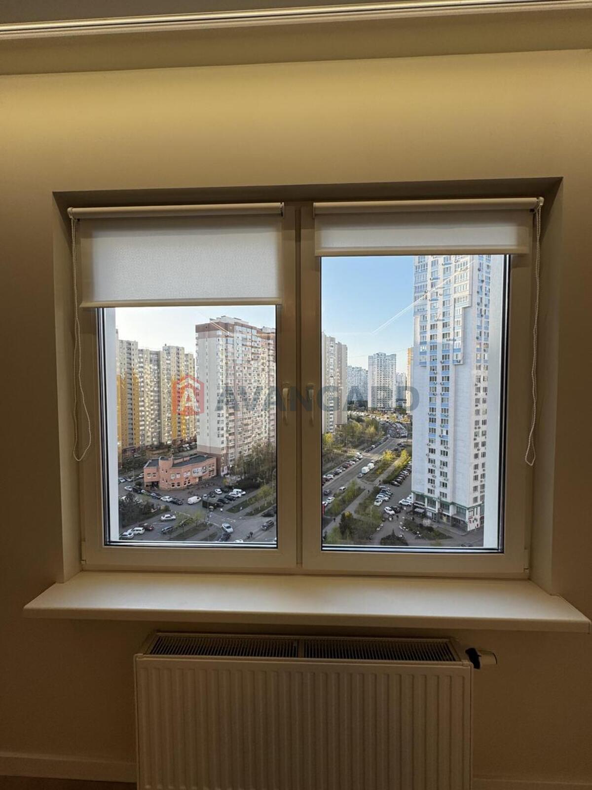 3 ����. ��������, 82/42/12 ��. �., 15/25 ���� ���� 18