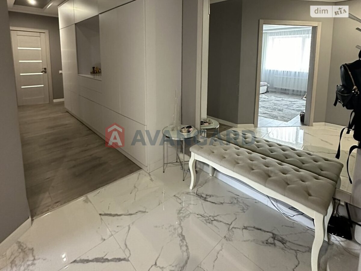 3 ��. ��������, 103/56/13 ��. �., 8/9 ������ ���� 1