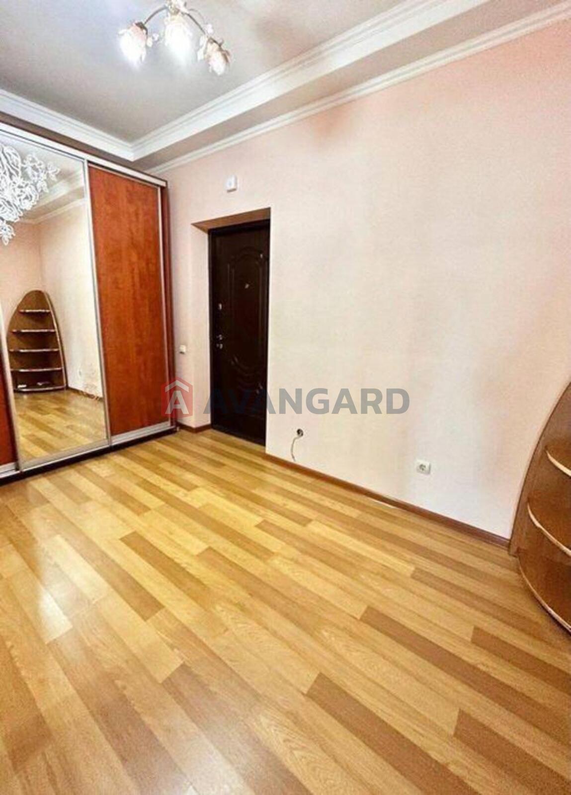 1 ��. ��������, 49/-/12 ��. �., 4/5 ������ ���� 8