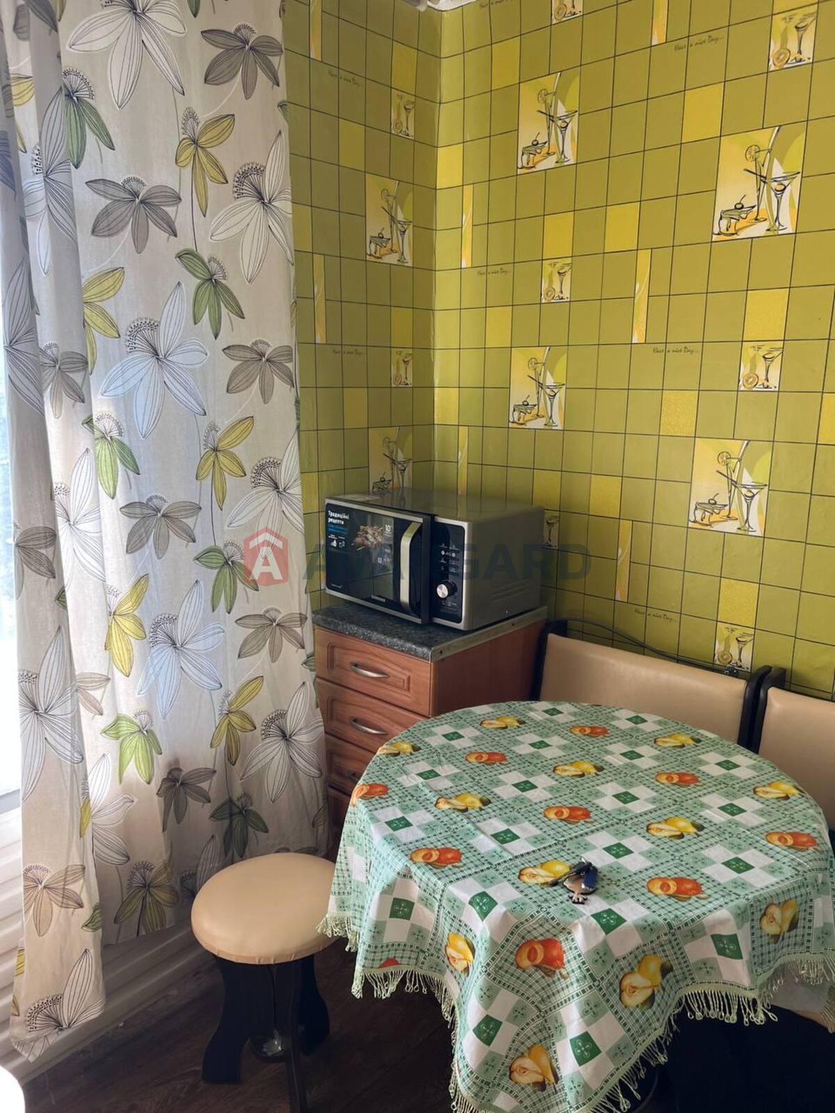 1 ��. ��������, 33/18/8 ��. �., 7/9 ������ ���� 9