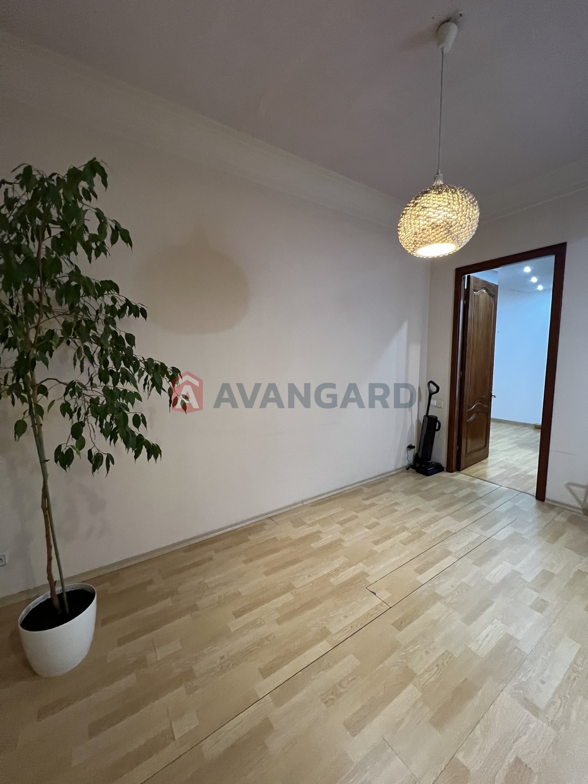 3 ��. ��������, 82/-/9 ��. �., 5/5 ������ ���� 18