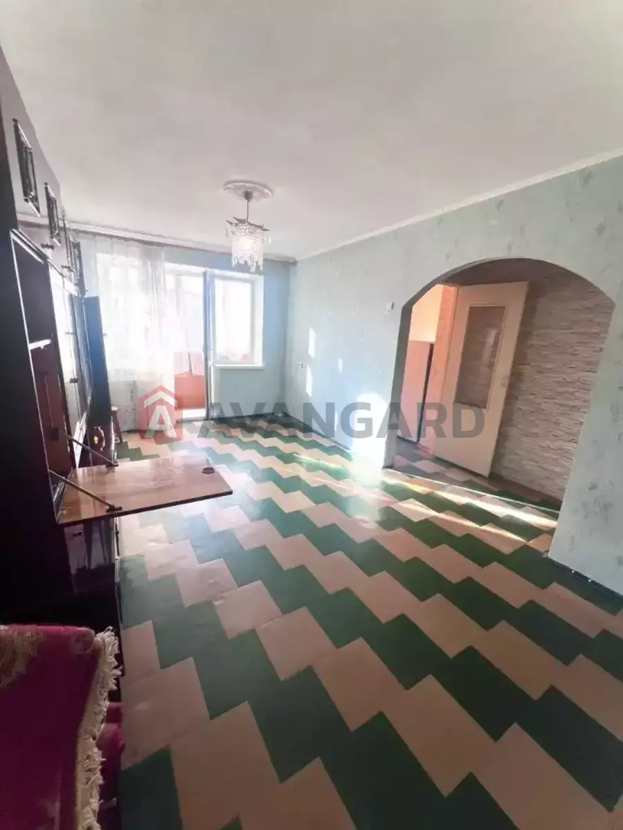 1 ��. ��������, 33/17/5 ��. �., 3/5 ������ ���� 8